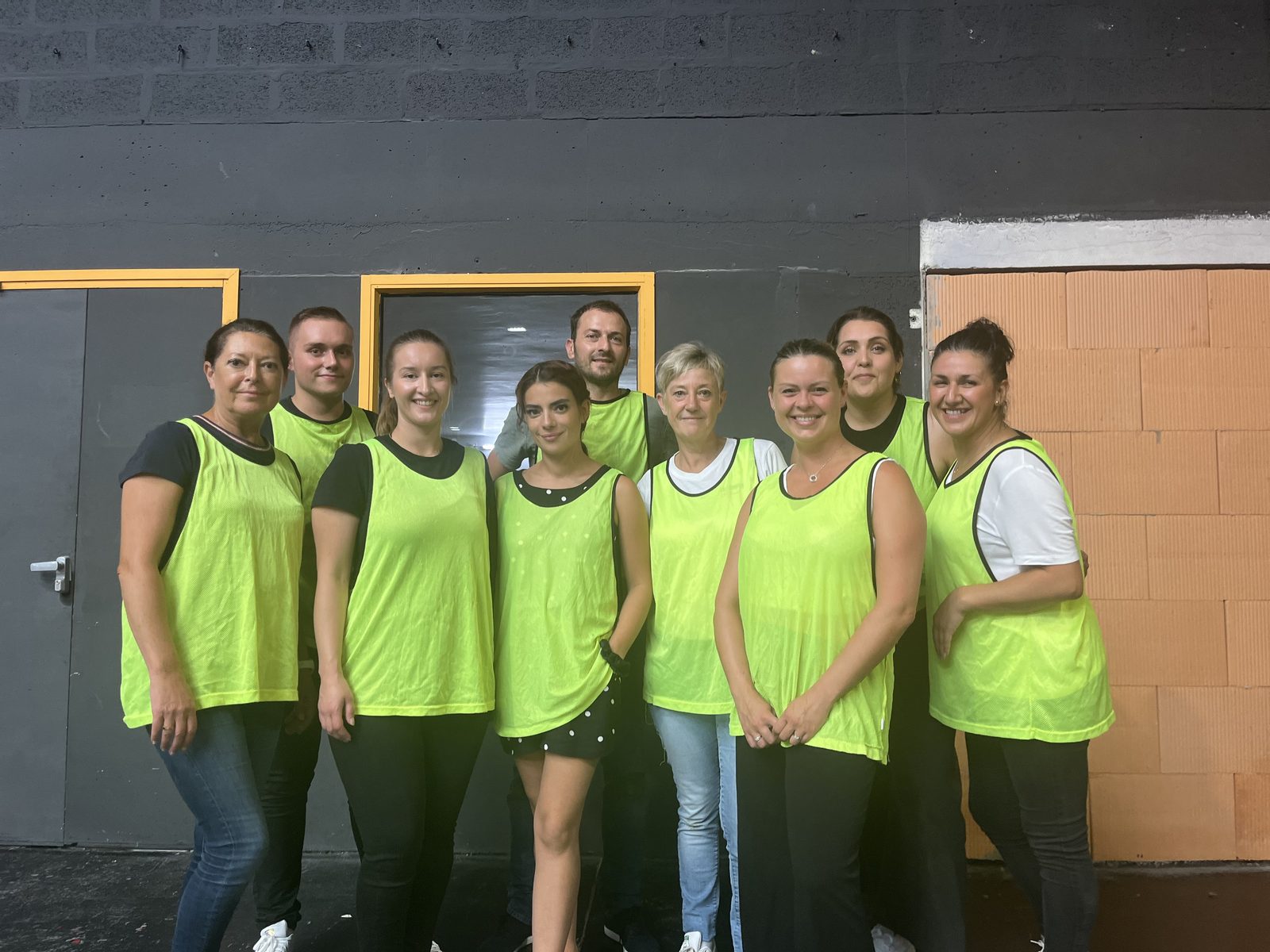 Une équipe en tenue de team building chez Team Square